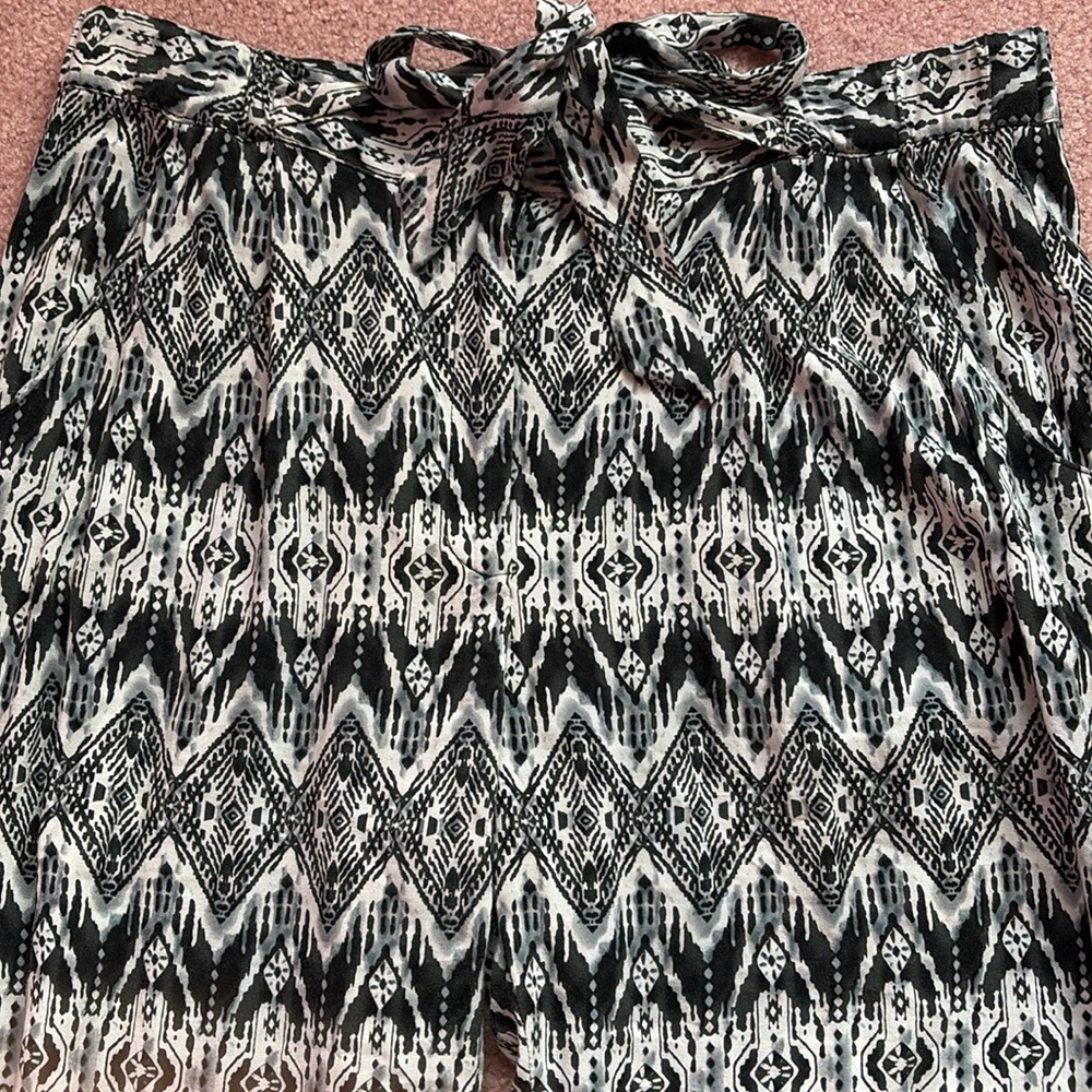 Black and White Flowy Pants Size Large - Picture 3 of 8
